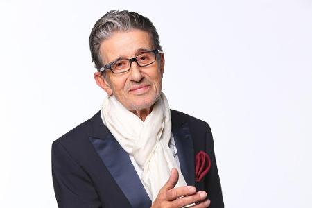 Beim Fotoshooting lässt Schauspiel-Veteran Rolf Zacher seinen Charme spielen und inszeniert sich als alternder Gentleman.