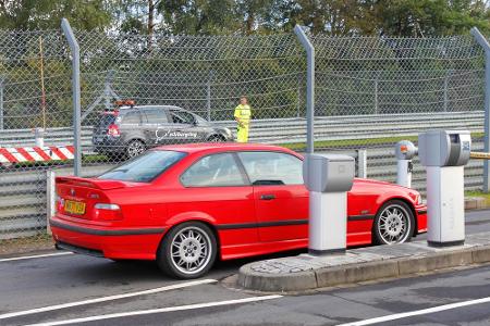 Nürburgring: Eine Runde auf der legendärsten Rennstrecke der Welt kostet Sie mit ihrem Auto 29 Euro.