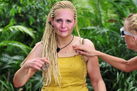 Nach dem Spiel wurde Helena aus dem Plexiglaskästen befreit und brach panisch in Tränen aus. Die Dschungelkandidatin wurde d...