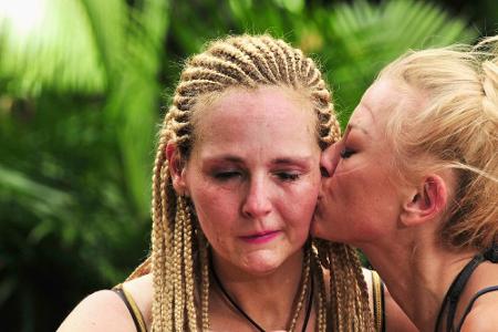 Jenny Elvers (r.) versuchte sie danach zu trösten. Zum Abschied gab's ein Küsschen auf die Wange für die schluchzende Helena.
