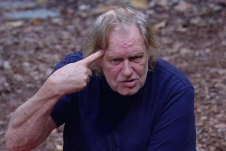 Nach nur kurzer Zeit im Camp zeigte sich Sänger Gunter Gabriel von seiner nachdenklichen Seite: 