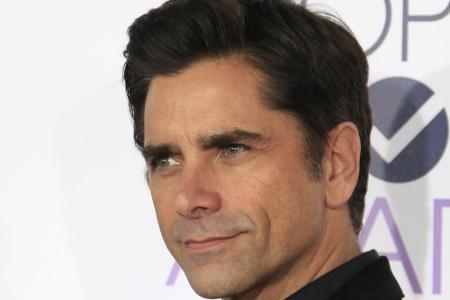 Auch John Stamos hat die goldene 50 bereits überschritten: Der 52-Jährige sieht mit seiner Föhnfrisur und dem schelmischen G...