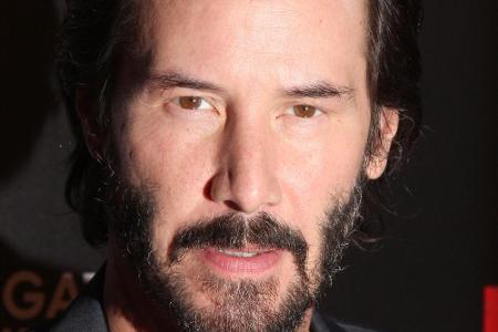 Zwar findet sich in seinem Bart schon das ein oder andere graue Härchen, tiefere Falten sucht man bei Keanu Reeves aber verg...
