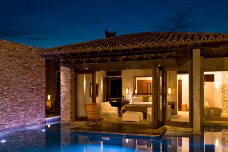 Insgesamt bietet die Villa zwei Infinity-Pools.