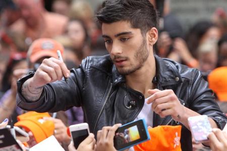 Doch dann erlitt auch 1D das typische Boyband-Schicksal. Mit Zayn Malik versucht sich eines der Mitglieder mit einer Solokar...