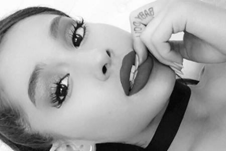 Popstar Ariana Grande (22) legt die T-Rex-Hand besonders sexy an und knabbert verführerisch an ihrem Fingernagel.