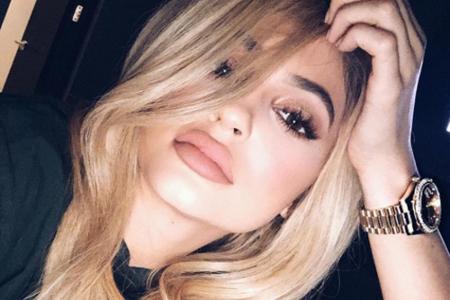 Auch an Selfie-Queen Kylie Jenner (18) kommt dieser Trend natürlich nicht vorbei. Den Kopf leicht aufgestützt, gelingt der l...