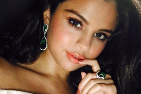 Auch Selena Gomez (23) setzt auf Sexappeal und blickt verrucht in die Kamera. Der Finger an den Lippen wirkt als keckes Sahn...
