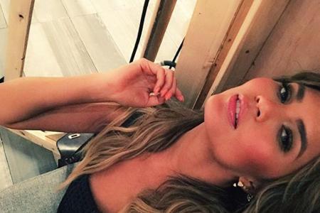 Upside Down: US-Star Chrissy Teigen (30) hält die Kamera über Kopf und trifft den goldenen Selfie-Winkel. Die entspannte 