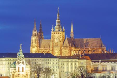 Mitten in der Burganlage ist der Veitsdom, die Kathedrale des Erzbistums Prag. Das Haupt des Heiligen Veit wird als Reliquie...