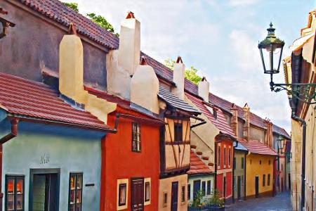 Eine der größten Touristenattraktionen der Stadt ist das Goldene Gässchen. Dieses befindet sich an der Innenmauer der Prager...