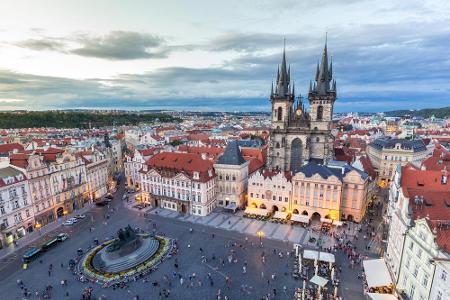 In der Prager Altstadt, einer UNESCO-Welterbestätte, befindet sich der Altstädter Ring mit dem historischen Rathaus, mehrere...