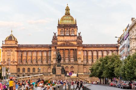 Der Wenzelsplatz ist der Mittelpunkt der Prager Neustadt. Mit seinen 750 Metern Länge ist der Wenzelsplatz jedoch mehr eine ...