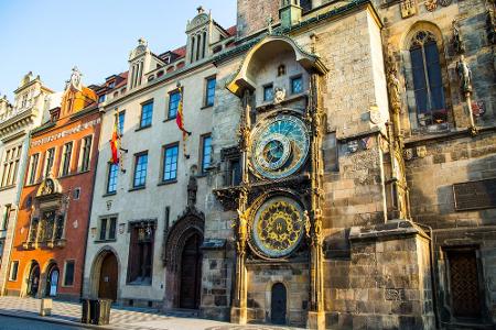 An der Südmauer des Altstädter Rathauses befindet sich ein weiterer Touristenmagnet, die Prager Rathausuhr.