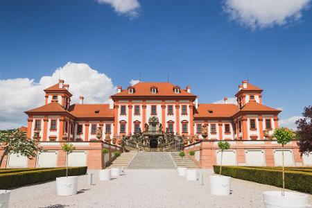 Im nördlichen Stadtteil Troja befindet sich das Schloss Troja. Wenzel Adalbert Graf von Sternberg ließ es Ende des 17. Jahrh...