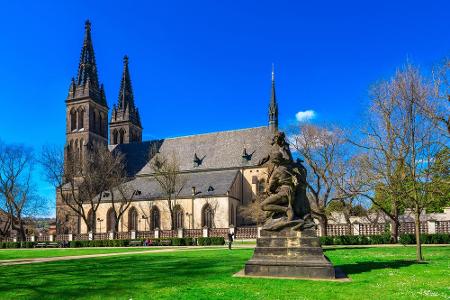 Südlich der Prager Neustadt liegt die Burg Vysehrad, ein frühmittelalterlicher Burgwall. Mitten in der Burg befindet sich di...