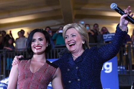 Auch Popstar und Schauspielerin Demi Lovato (23) hilft Clinton im Wahlkampf. Im Januar dieses Jahres sang sie für die Politi...