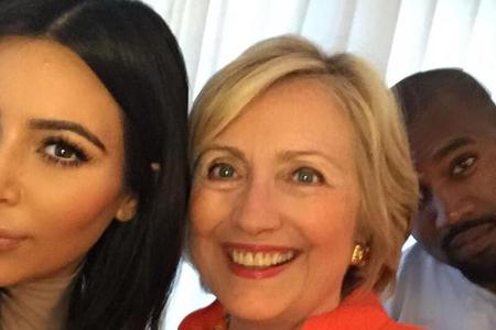 Der Kardashian-Clan hat sich auf Clinton eingeschossen: Ein Selfie von sich und der Politikerin versah Kim Kardashian (35) m...