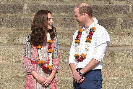 Prinz William und seine Frau, Herzogin Kate, sind gerade auf einem siebentägigen Staatsbesuch in Indien. Ihre zwei Kinder, G... Prinz William und seine Frau, Herzogin Kate, sind gerade auf einem siebentägigen Staatsbesuch in Indien. Ihre zwei Kinder, G...