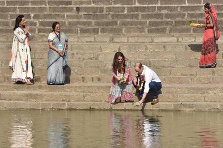 Am Walkeshwar-Tempel ließen William und Kate Blumen im Wasser treiben.