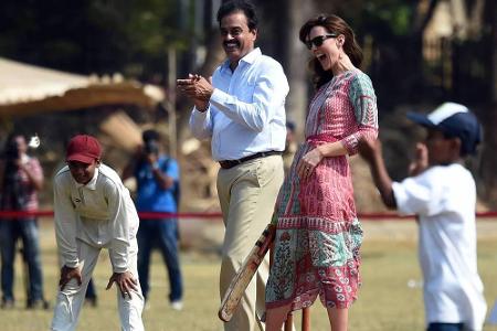 Es ging sportlich weiter mit einem Cricket-Spiel. Dabei trafen Kate und William auch auf indische Stars wie Dilip Vengsarkar...