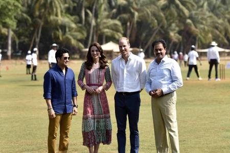 Posieren mit Volkshelden: William und Kate mit den Cricket-Spielern Sachin Tendulkar und Dilip Vengsarkar.