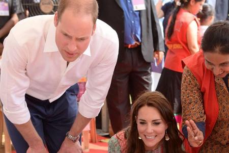 In einer Schule unterhielten sich Kate und William mit Kindern.