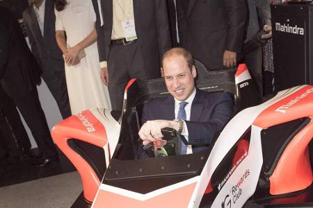 Bei einem Event für junge Unternehmer durfte Prinz William in einem Rennboliden Probesitzen.