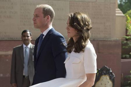 Der Wind machte Kate beim Besuch des India Gate War Memorials am nächsten Tag zu schaffen.