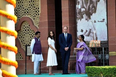Eine Führung durch die Gedenkstätte für Mahatma Ghandi ließen sich die britischen Royals natürlich nicht entgehen.
