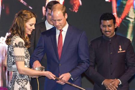 Die zwei jungen Royals durften mit einem säbel-artigen Messer den Geburtstagskuchen anschneiden.