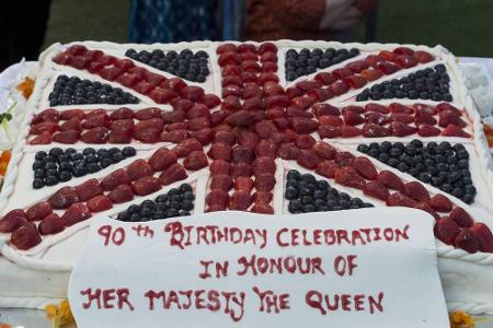Der Kuchen ist mit einer britischen Fahne verziert.