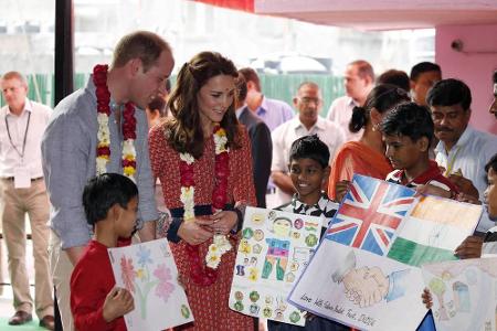 Charity-Besuche sind die beiden gewohnt und auch bei ihrem Besuch in Indien sind Charity-Events von großer Bedeutung.