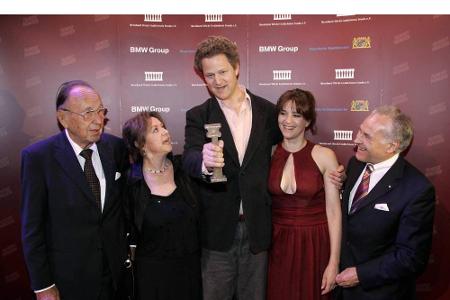Beim Filmfest in München gratulierte er unter anderem Regisseur Florian Graf Henckel von Donnersmarck (Mitte) und Martina Ge...