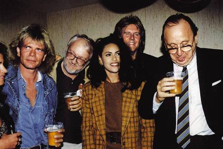 Mit Schlagerstar Howard Carpendale schaute Genscher 1997 offenbar zu tief in sein Bierglas.