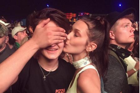 Ein Küsschen für's Bruderherz: Bella Hadid (19) besucht das Coachella zusammen mit ihrem Bruder Anwar (16) und trägt dabei S...