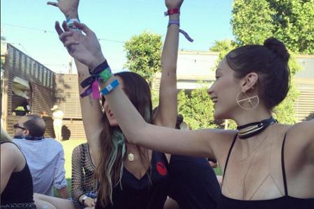 Das Festival-Outfit peppt sie mit ungewöhnlichen Accessoires auf.