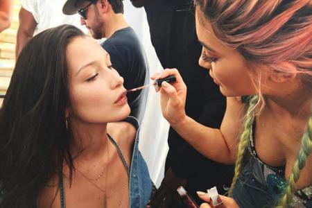 Tag zwei auf dem Coachella verbringt Bella Hadid im Jeans-Top mit ihrer Freundin Kylie Jenner (18)...