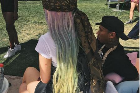 Kylie Jenner hat sich ihre Haare extra für das Festival in Regenbogenfarben gefärbt.