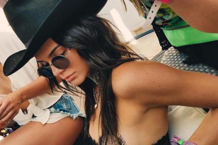 Ihre Schwester Kendall Jenner (20) hingegen setzt beim Festival-Outfit auf die Farbe Schwarz und trägt ein Oberteil aus Spit...