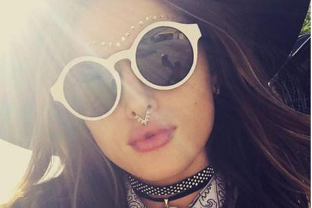 Schauspielerin und Sängerin Bella Thorne (18) kombiniert drei Trends auf einmal: Septum, Choker und temporäre Tattoos.