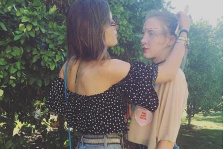 Hier trägt Bella Thorne für ihren Coachella-Besuch eine angesagte Off-Shoulder-Bluse mit Pünktchen und knappe Jeans-Shorts.