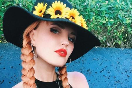 An Tag zwei rockt Bonnie Strange das Festival mit Sonnenblumen-Hut, rotem Lippenstift und geflochtenen Zöpfen.