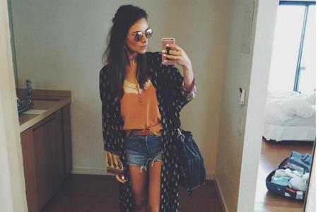 Mit Kimono, Sonnenbrille, Jeans-Short und derben Boots ist Janina Uhse bestens gerüstet für einen Tag auf dem Coachella-Fest...