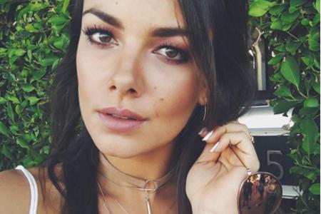 Choker sind der Festival-Trend schlechthin: Janina Uhse trägt die eng anliegende Halskette in der Farbe Nude.