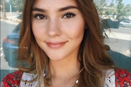 Model Stefanie Giesinger setzt mit Blumen-Print-Bluse, Häkel-Weste und Statement-Schmuck auf einen süßen Hippie-Look.