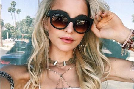 Giesingers beste Freundin und Modebloggerin Caroline Daur kombiniert zu ihren blonden Beach-Waves auffälligen Schmuck und ei...