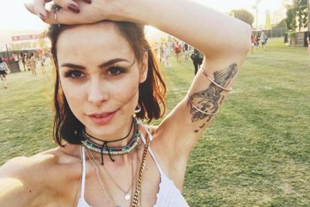 Sängerin Lena Meyer-Landrut (24) kombiniert einen weißen Häkel-Bikini mit goldenem Armschmuck und vielen Ketten.