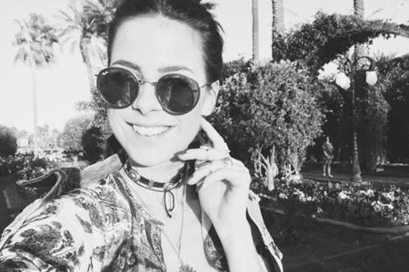 Die Sonne sorgt für gute Laune: Mit Sonnenbrille und Hawaii-Hemd ist Lena auf dem Coachella nicht nur bestens ausgerüstet, s...