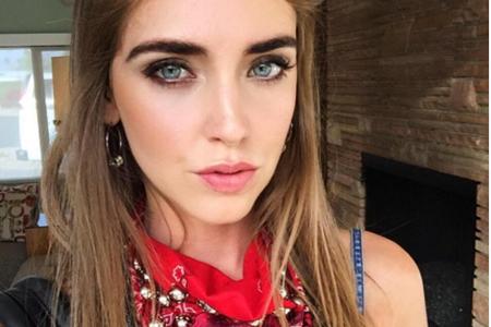 Die bekannte italienische Modebloggerin Chiara Ferragni (28) funktioniert für den Coachella-Besuch ein Halstuch zu einer sty...